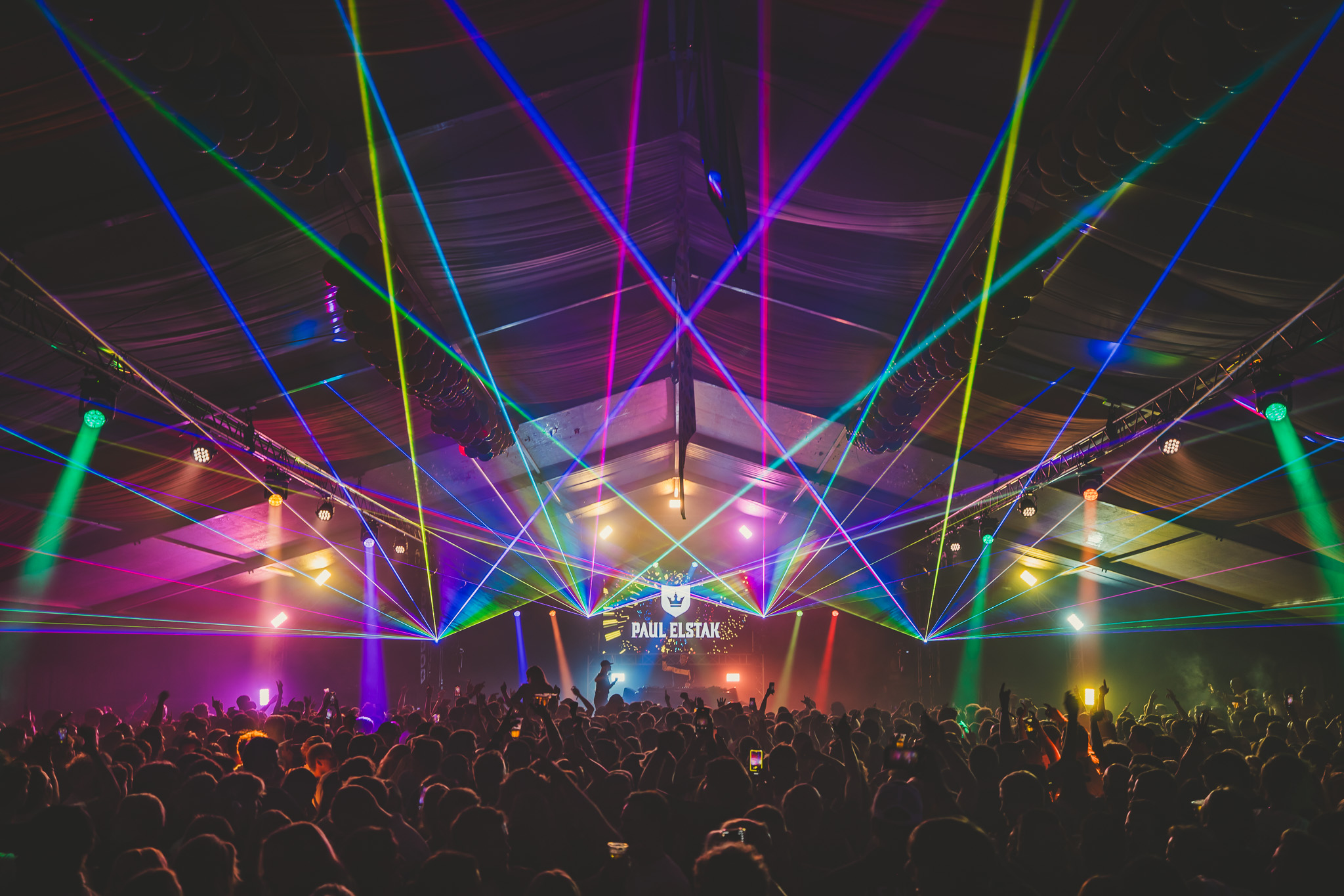 Lasers boven het publiek